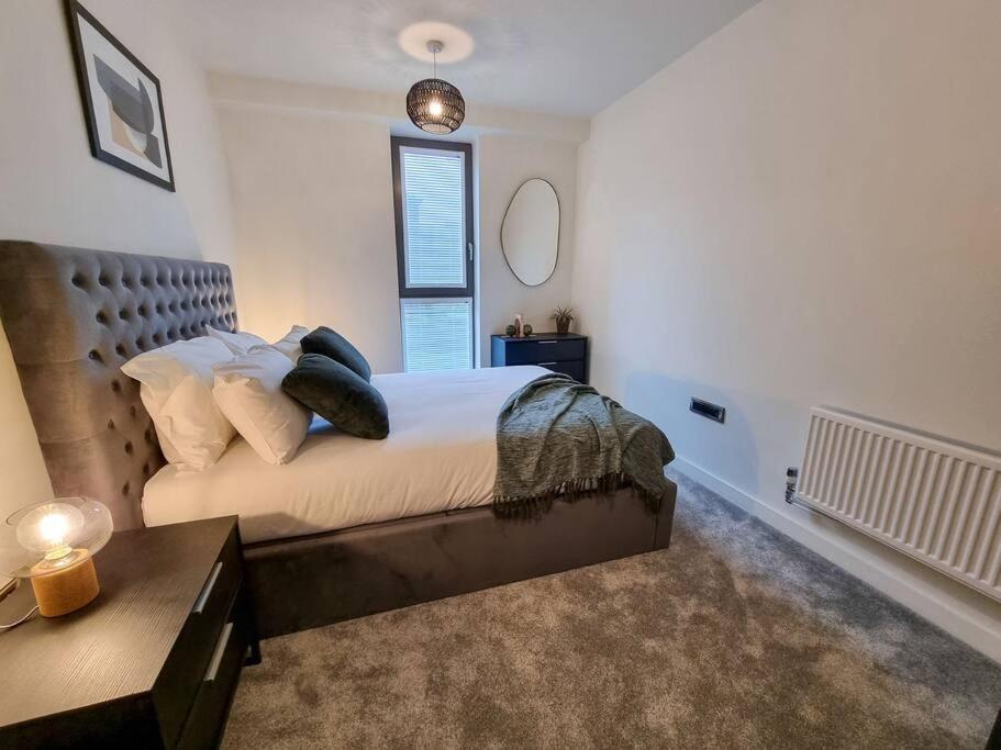 Stunning 4-Bedroom Townhouse With Free Parking Манчестер Экстерьер фото