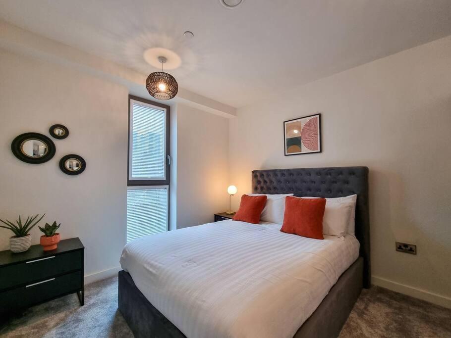 Stunning 4-Bedroom Townhouse With Free Parking Манчестер Экстерьер фото