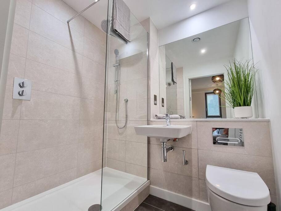 Stunning 4-Bedroom Townhouse With Free Parking Манчестер Экстерьер фото