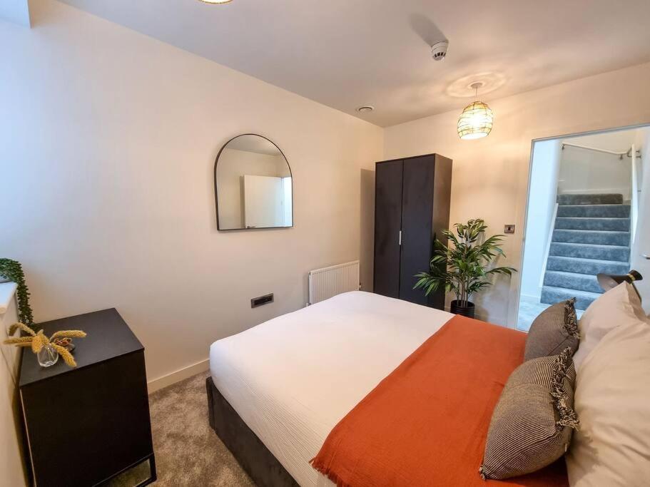 Stunning 4-Bedroom Townhouse With Free Parking Манчестер Экстерьер фото