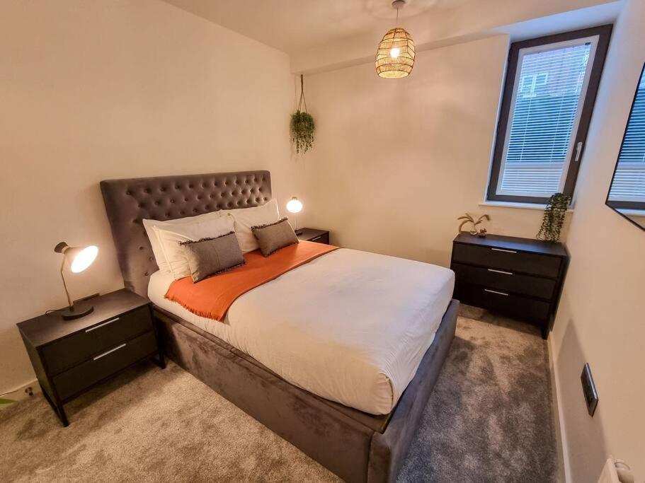 Stunning 4-Bedroom Townhouse With Free Parking Манчестер Экстерьер фото