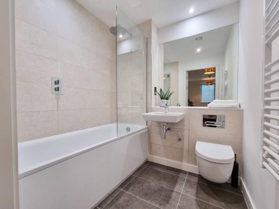 Stunning 4-Bedroom Townhouse With Free Parking Манчестер Экстерьер фото