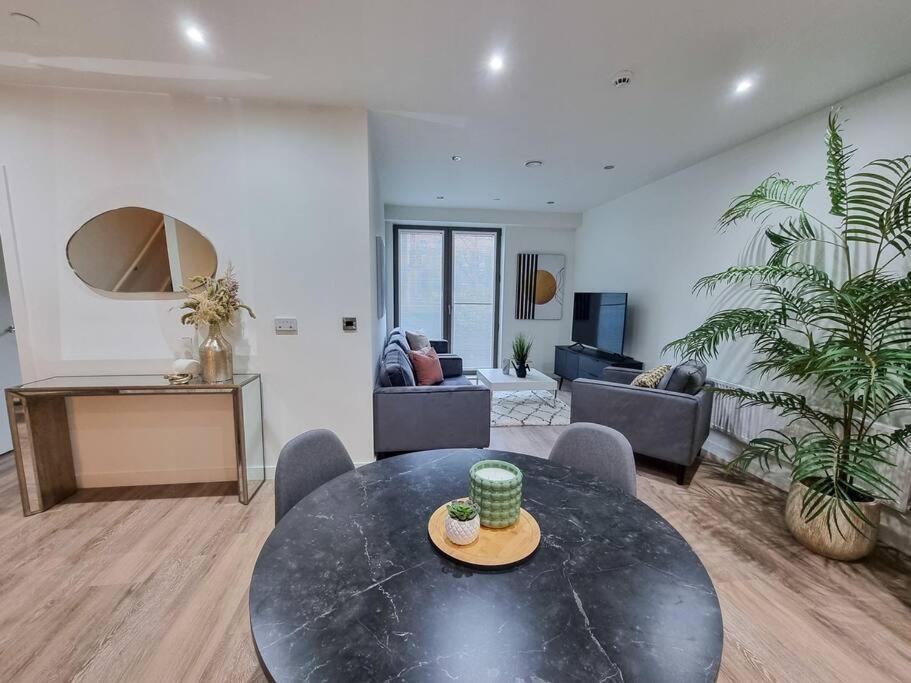 Stunning 4-Bedroom Townhouse With Free Parking Манчестер Экстерьер фото