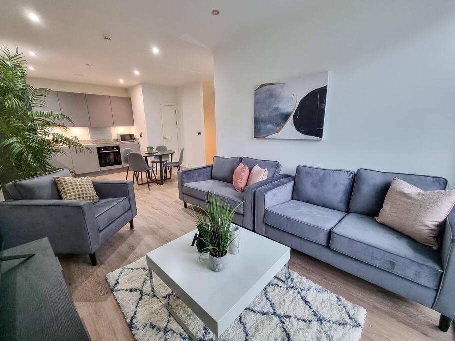 Stunning 4-Bedroom Townhouse With Free Parking Манчестер Экстерьер фото