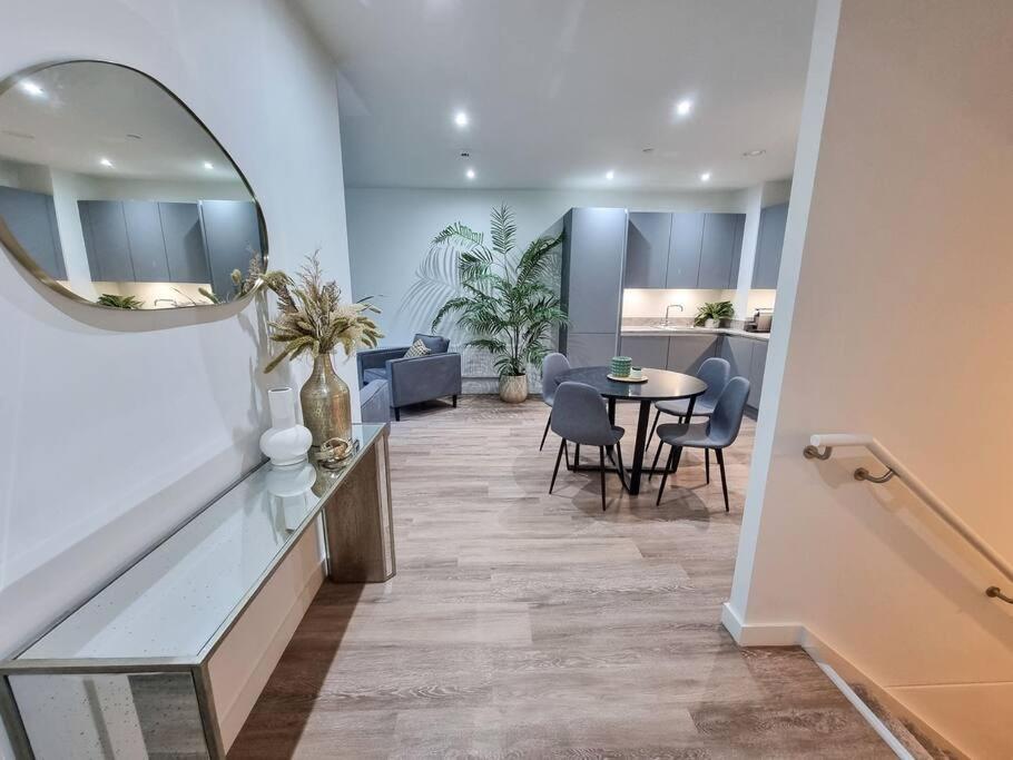 Stunning 4-Bedroom Townhouse With Free Parking Манчестер Экстерьер фото